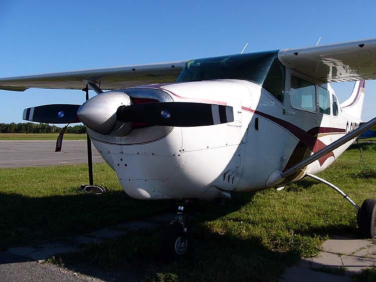 A Cessna 205, showing its distinctive cowling. (Photo in public domain). https://commons.wikimedia.org/wiki/File%3ACessna205C-GHOR03.jpg