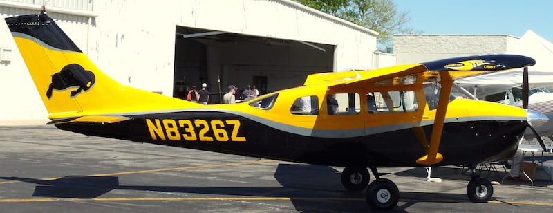 A Cessna 205A at Rocky Mountain Metropolitan Airport near Denver. (Photo in public domain). https://commons.wikimedia.org/wiki/File%3ACessnaT2105A.jpg