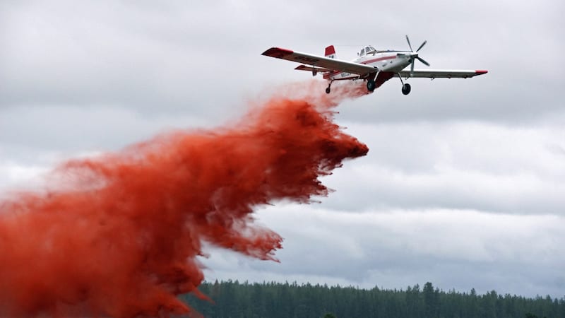 Fingers of retardant lose forward momentum as the dyed slurry converts to a vertical fall during a qualification drop at Deer Park, Wash. Photo by Frederick A. Johnsen