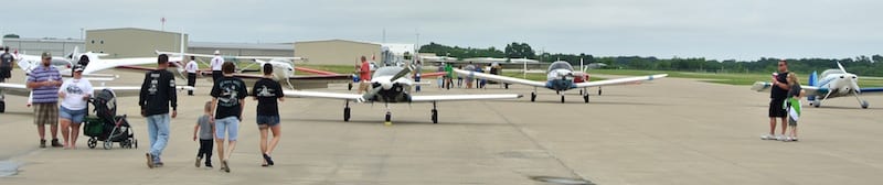 The Mark Hardin race is held in conjunction with a local food truck festival. Locals of all ages come to the airport to see the planes, eat lunch, and watch the race. (Photo by Rio A. F. Dubois)