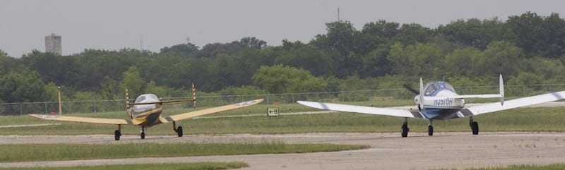 Race 53 on Mike Hardin’s tail. But not for long. Race 53 passed the Hardin Ercoupe on the first leg of the race. Final speed for Mike Hardin, racing as Race 159, was 101.84 miles per hour. Race 53 crossed the finish line with 114.32 mph, the second-best time of her season. (Photo by Lisa F. Bentson)