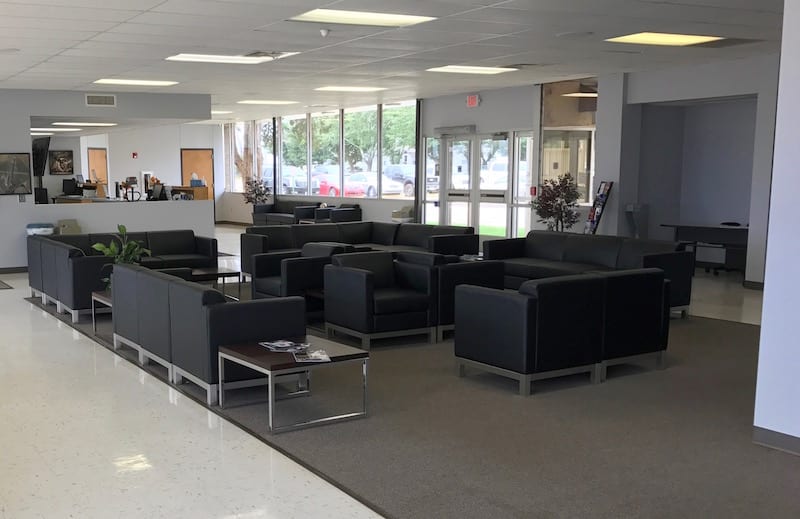 A comfy prison: The Clovis Terminal has all the creature comforts one could ask for, but that didn’t make waiting for the out-to-lunch mechanic any easier. (Photo by William E. Dubois)