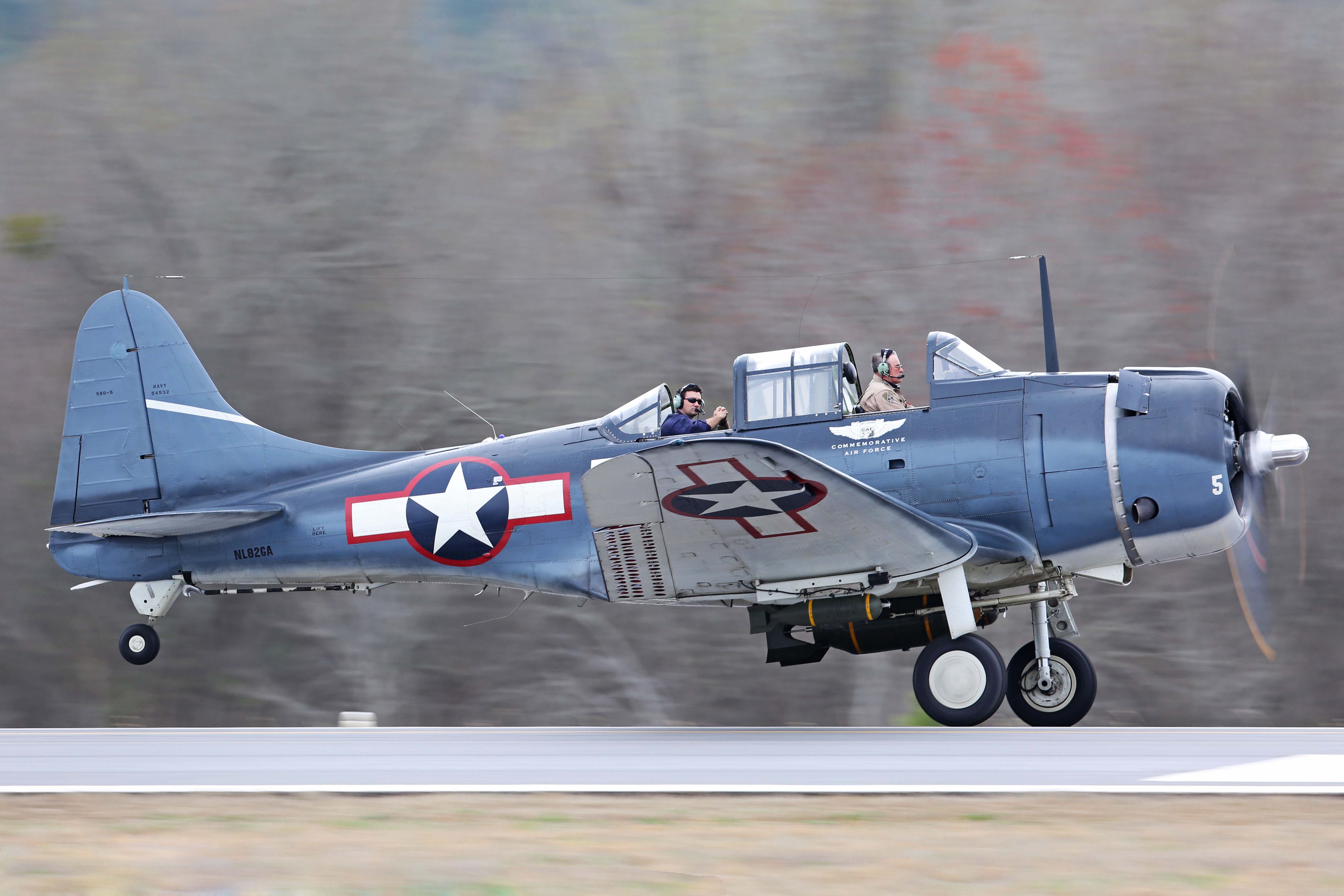 sbd dauntless dive bomber