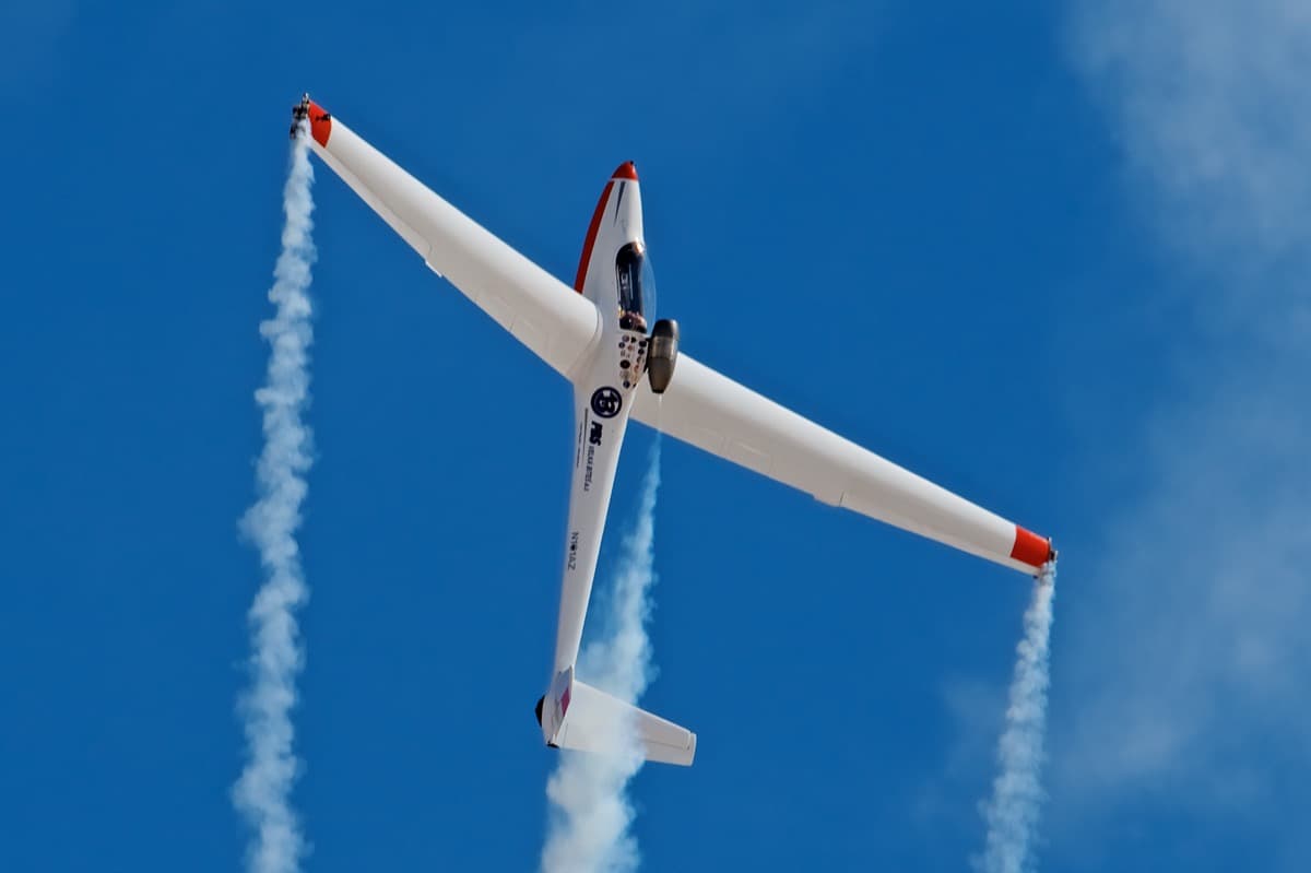 Bob Carlton and the Super Salto gliding into air show